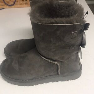 EUC! Ugg Bailey boot ll bow detail sheepskin lined size 10 grey boots.